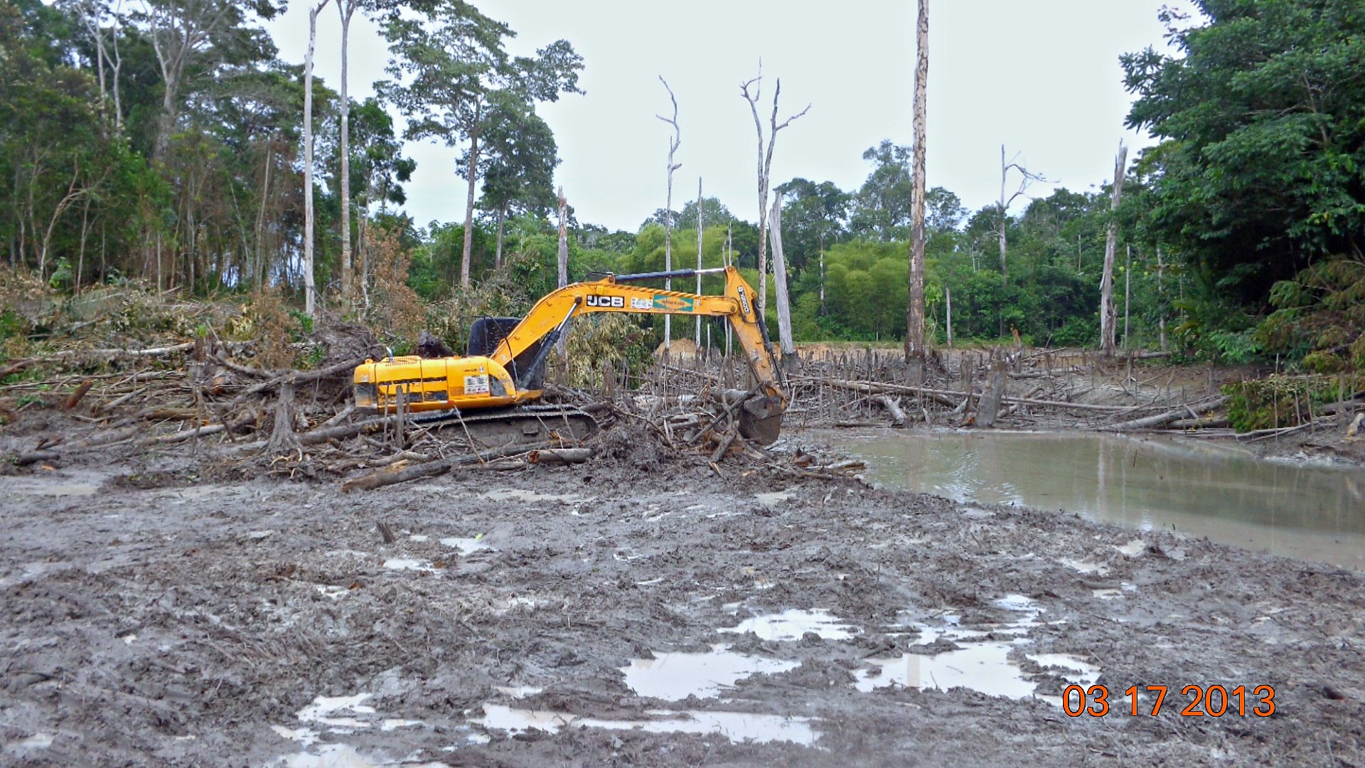 Limpeza de áreas e recuperação de represas no campo